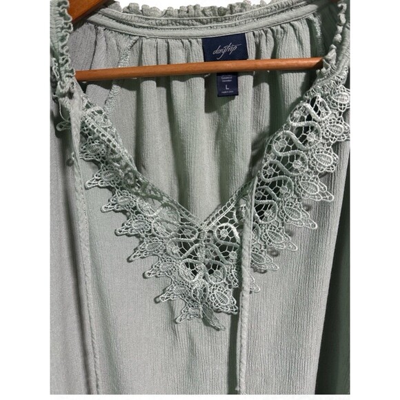 Daytrip Boho Peasant Blouse Women’s Large Green Crinkle Rayon Crochet Detail - Picture 3 of 6